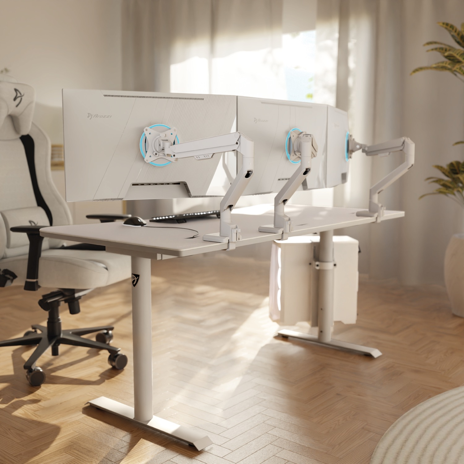 Nowoczesne biuro z białymi monitorami, biurkiem i krzesłem. Światło słoneczne wpada przez okno, oświetlając pomieszczenie z rośliną w tle.