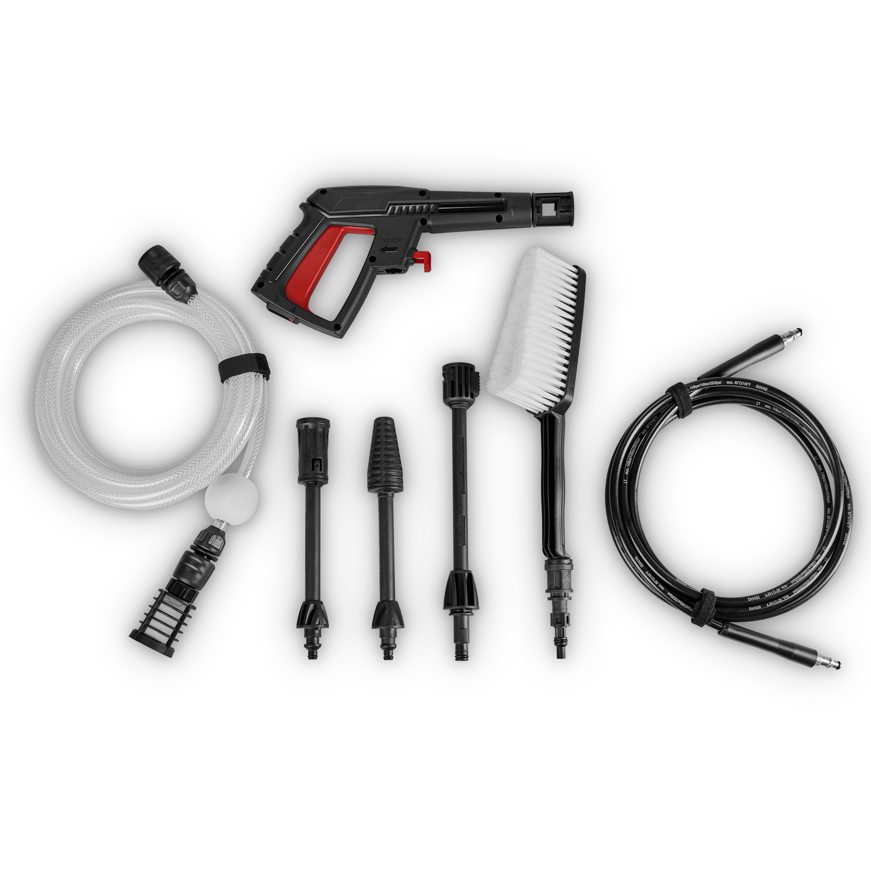 Un assortiment de pièces de nettoyeur haute pression est disposé sur une surface blanche, comprenant un pistolet, des buses, une brosse et des tuyaux.