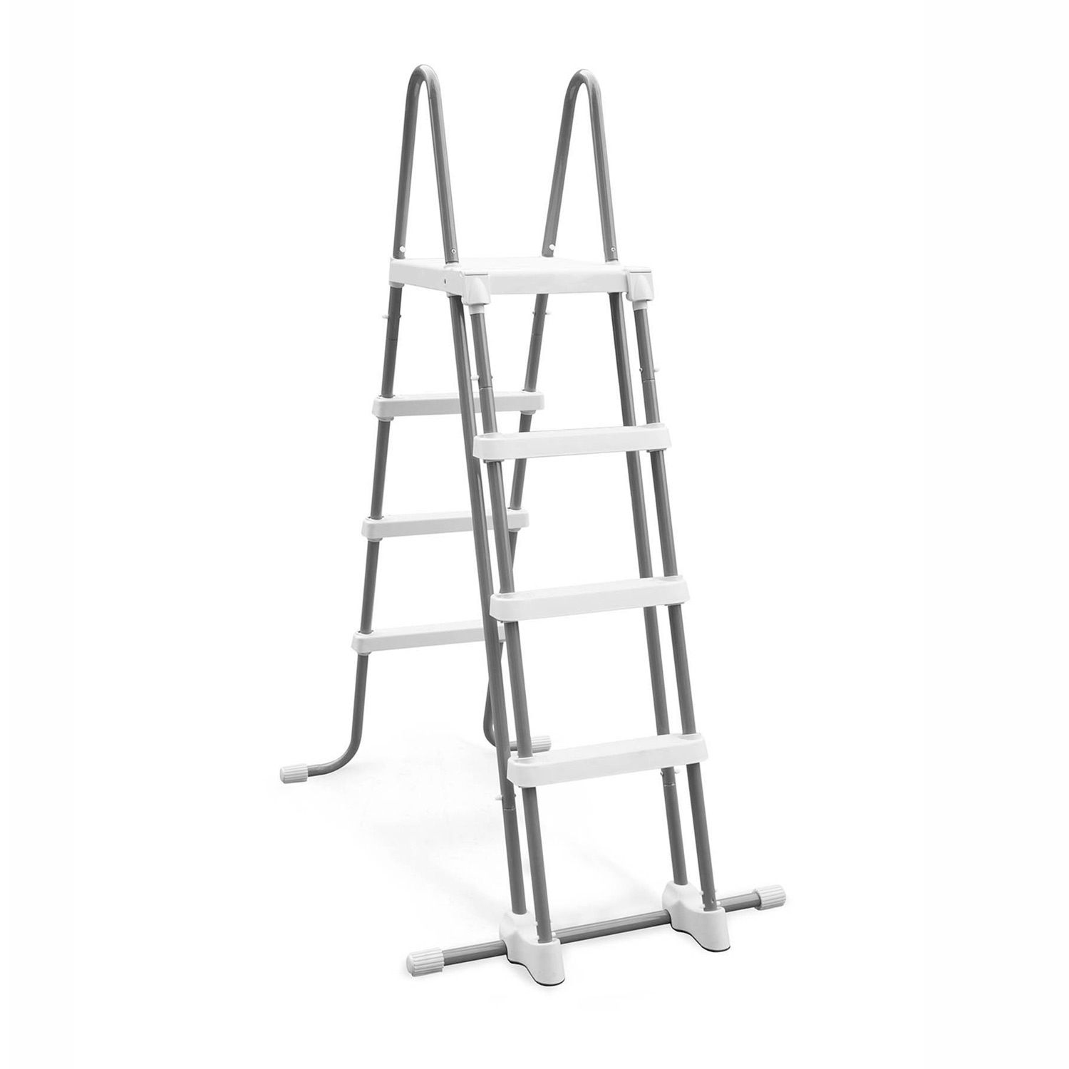 Biała i szara drabina do basenu na białym tle. Posiada stopnie i poręcze ułatwiające wejście.