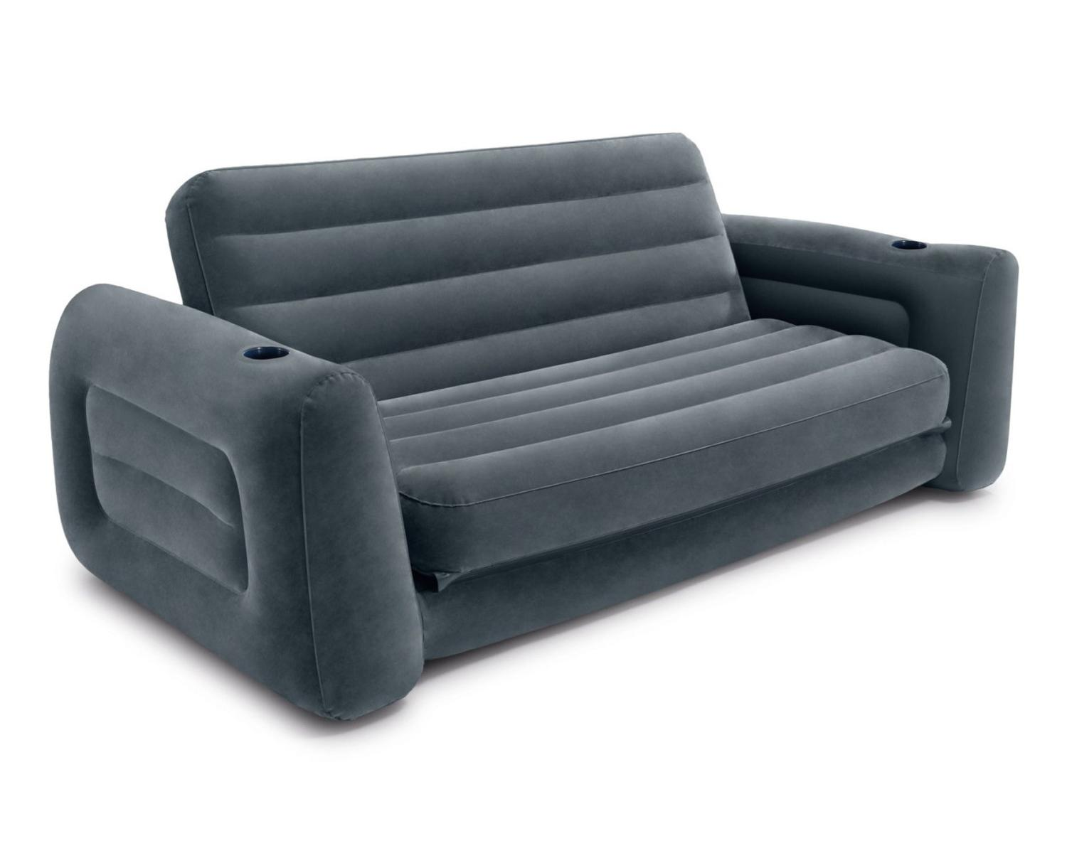Nadmuchiwana szara sofa z podłokietnikami i uchwytami na kubki. Na białym tle.