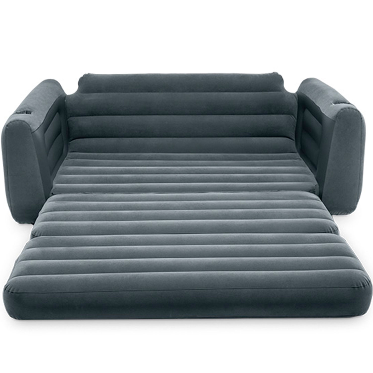 Szara, nadmuchiwana sofa z funkcją spania. Ma oparcie, podłokietniki i wysuwaną część do spania. Sofa na białym tle.
