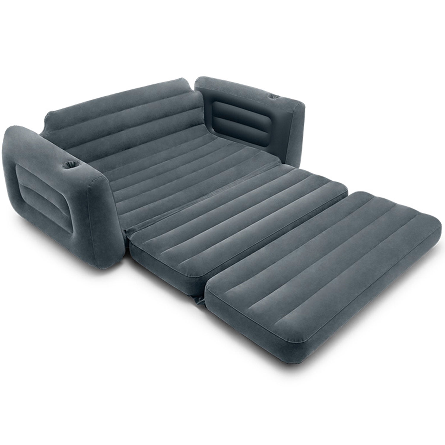 Nadmuchiwana szara sofa, rozłożona. Ma oparcie, podłokietniki z uchwytami na kubki i podnóżek. Wszystko na białym tle.