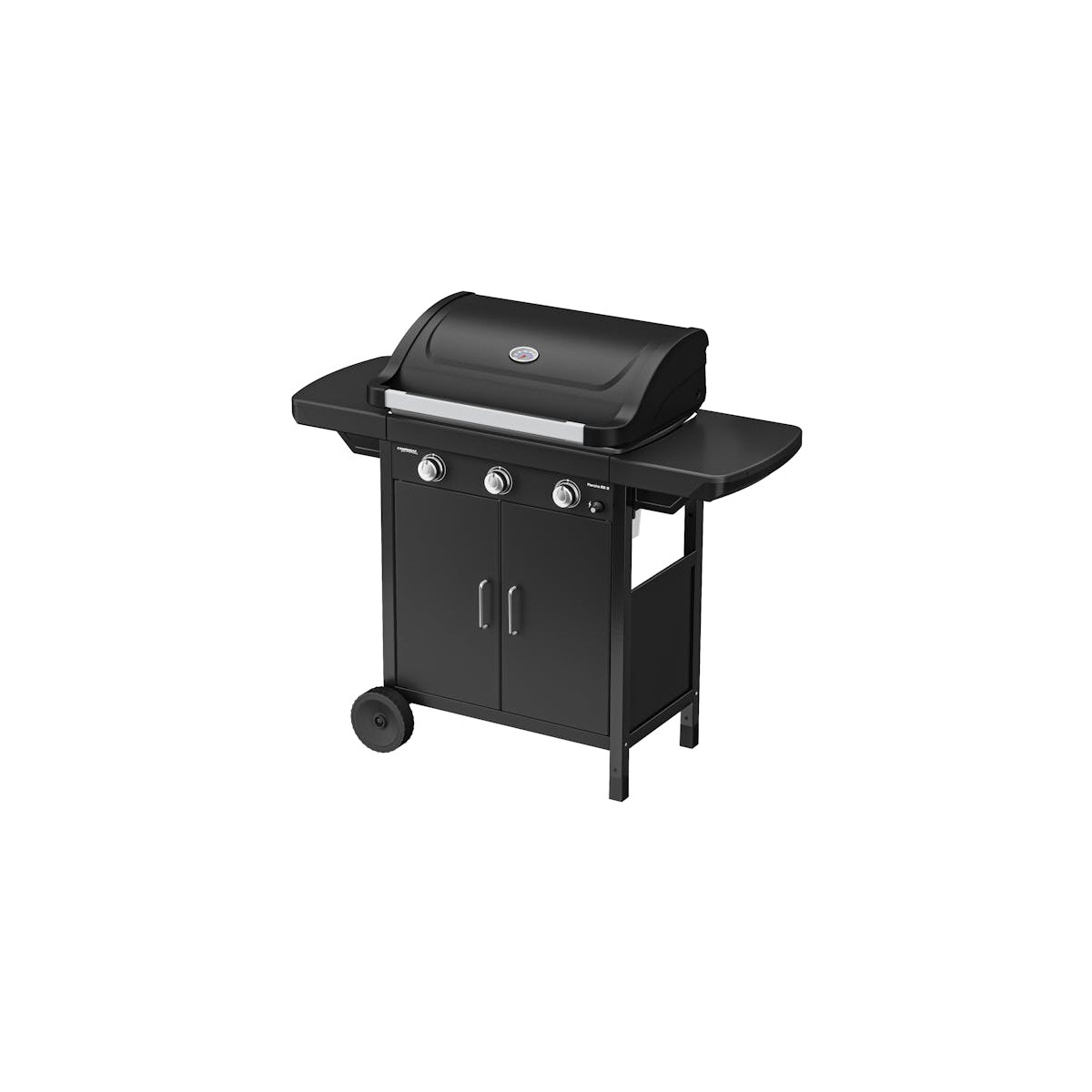 Czarny grill gazowy z pokrywą, dwoma bocznymi stołami i szafką z dwiema drzwiami. Ma kółka.