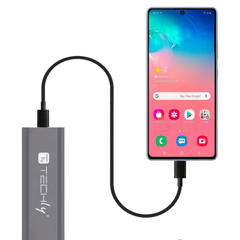 Smartfon połączony z szarym urządzeniem Techly czarnym kablem. Telefon pokazuje pogodę i różne aplikacje.