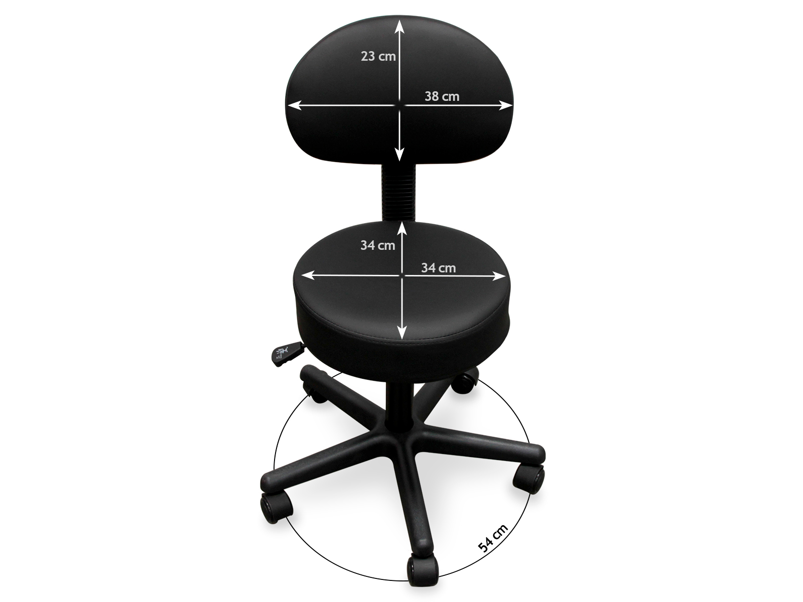Una silla de oficina negra con medidas indicadas. La silla tiene respaldo, asiento y base con ruedas.