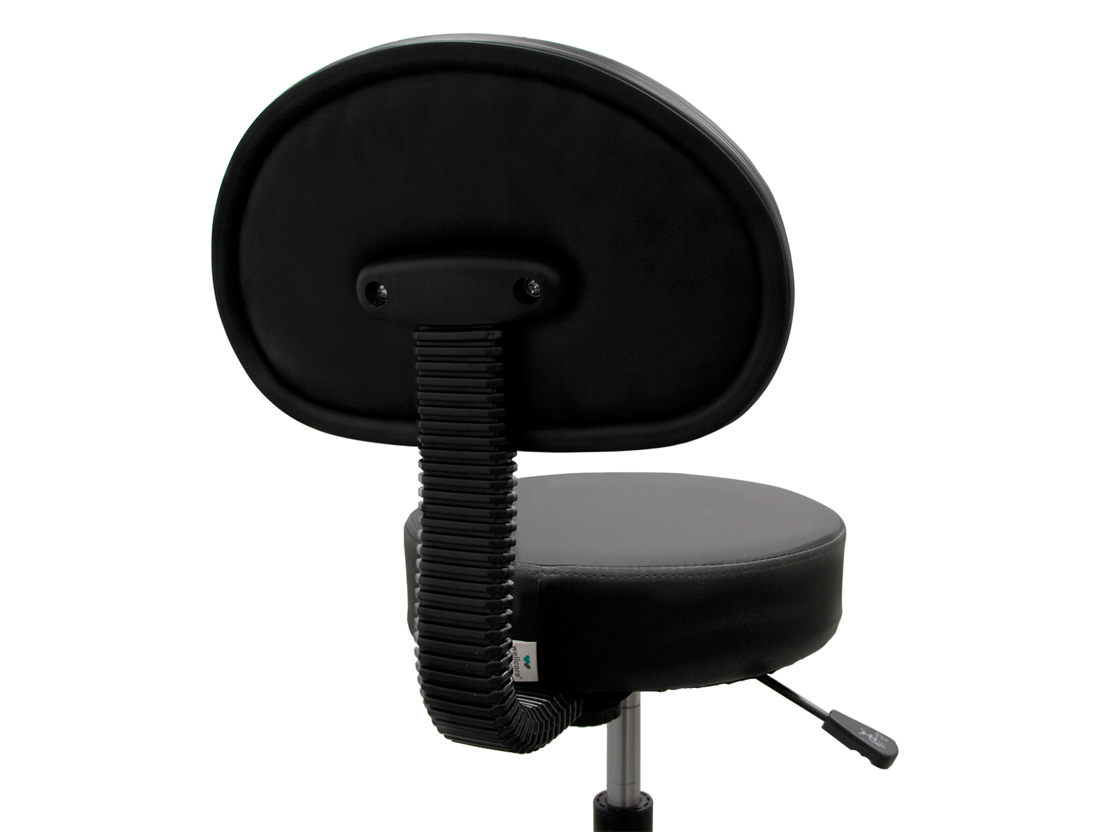 Silla de oficina negra con respaldo y asiento redondeados. La silla tiene una base plateada y una palanca de ajuste.