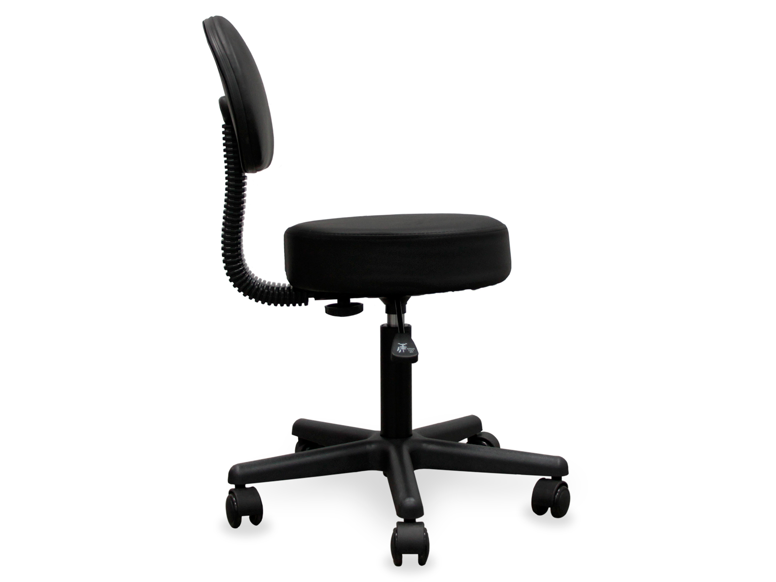 Silla de oficina negra sobre ruedas con respaldo y asiento acolchado, aislada sobre fondo blanco.