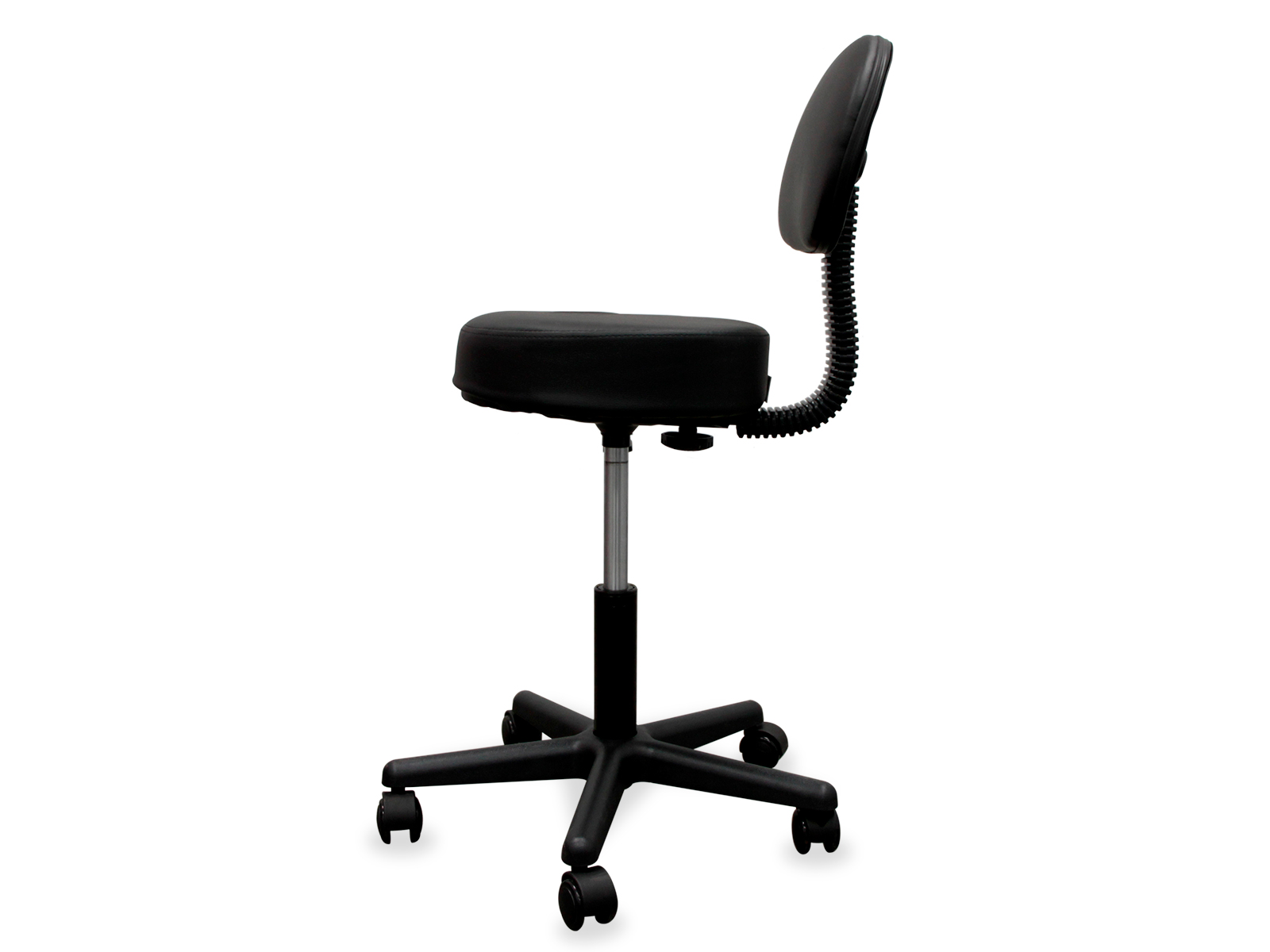 Silla de oficina negra con asiento redondo, respaldo y base de cinco ruedas. El fondo es blanco.