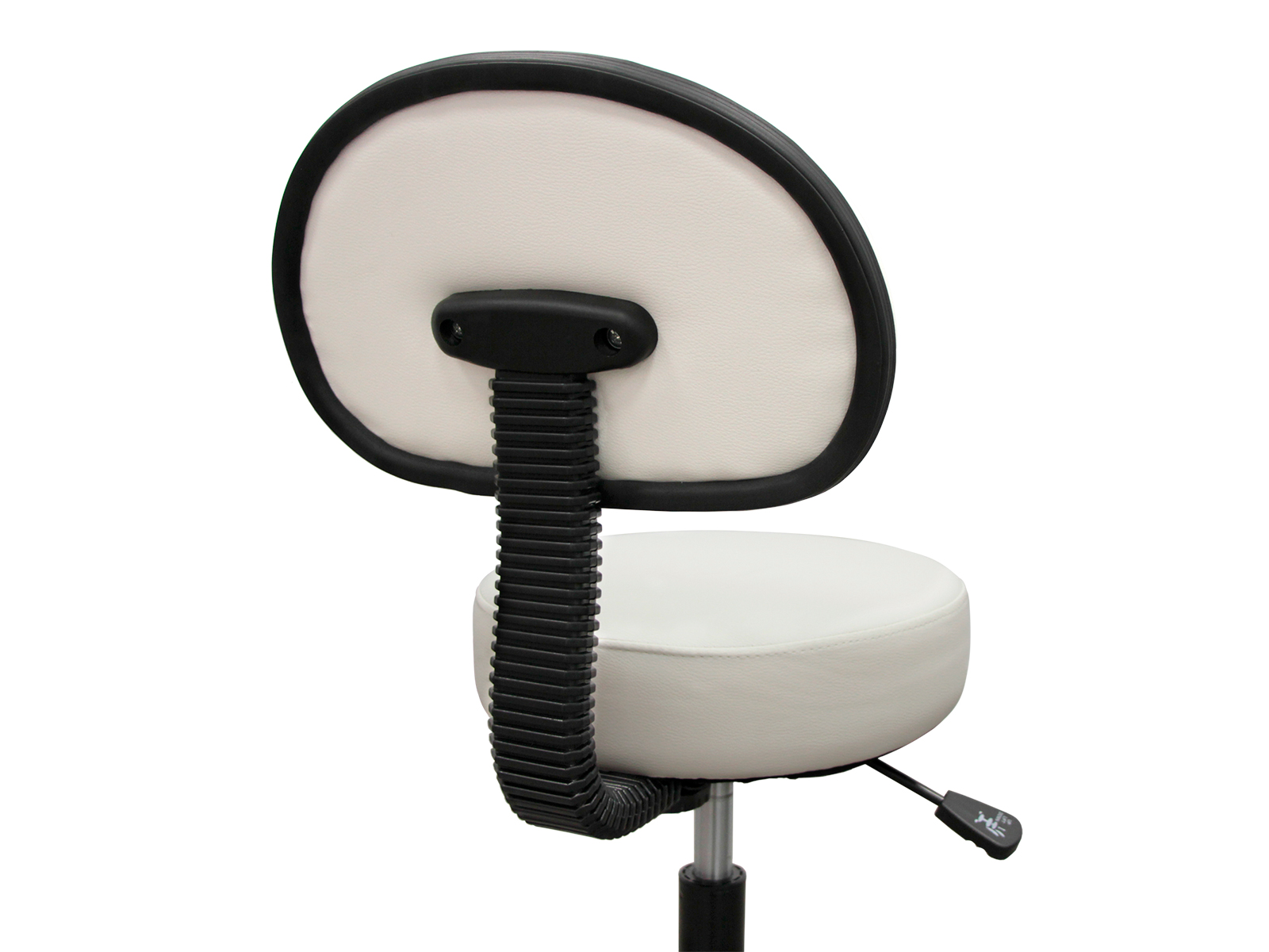 Silla de oficina blanca y negra. Tiene asiento y respaldo redondos, ambos blancos, con marco y soporte negros.
