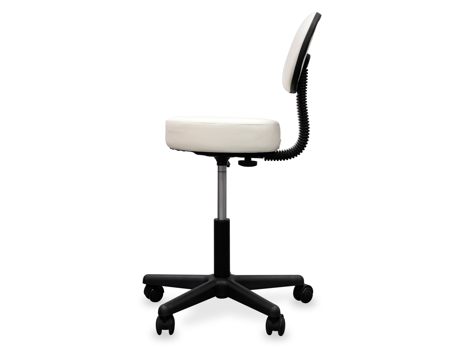 Una silla de oficina blanca y negra con asiento y respaldo acolchados, sobre un fondo blanco.