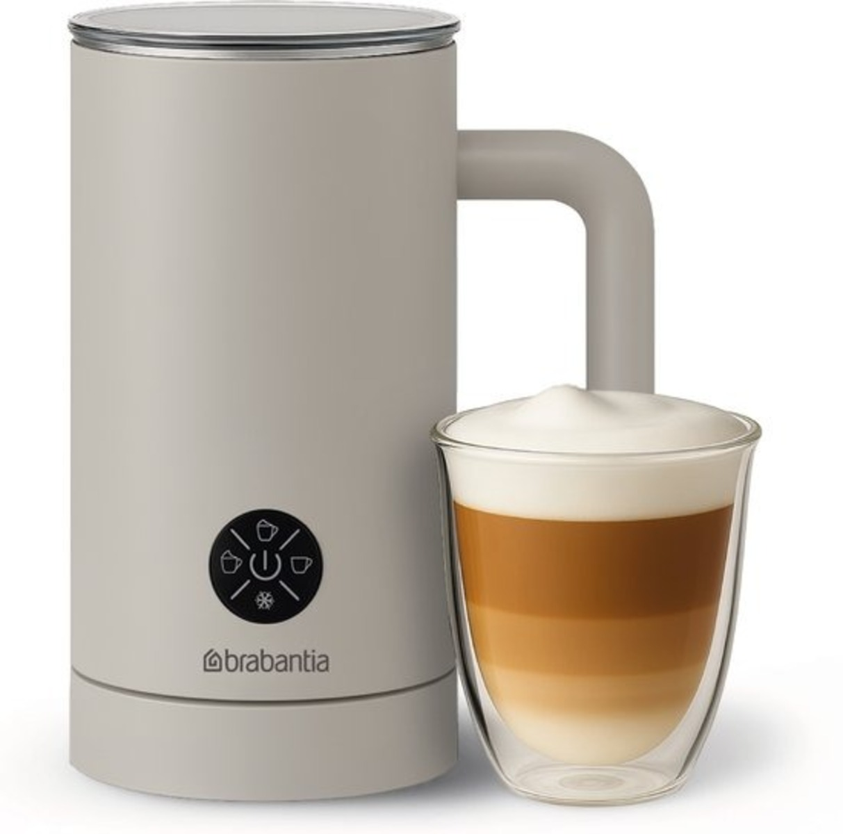 Ein grauer Brabantia-Milchaufschäumer mit Griff, neben einem Glas geschichteten Latte mit Schaum.