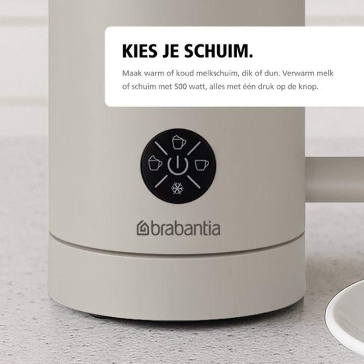 Cremefarbener Milchaufschäumer mit schwarzem Bedienfeld. Text: "Kies je schuim." und "brabantia" Logo.