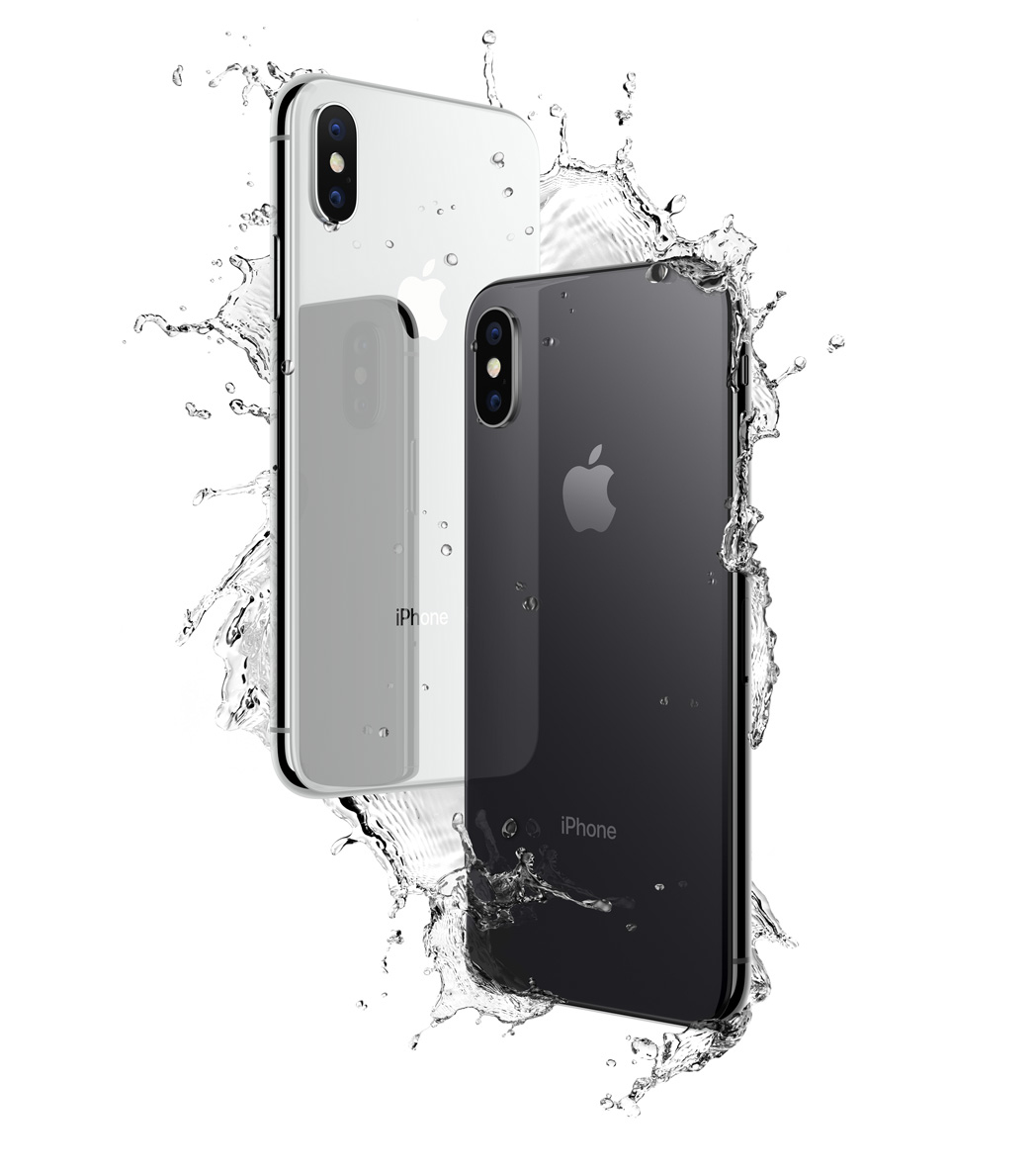 Zwei iPhones X, schwarz und weiß, mit Wasserspritzern auf weißem Hintergrund. Apple-Logo und iPhone-Text sind sichtbar.