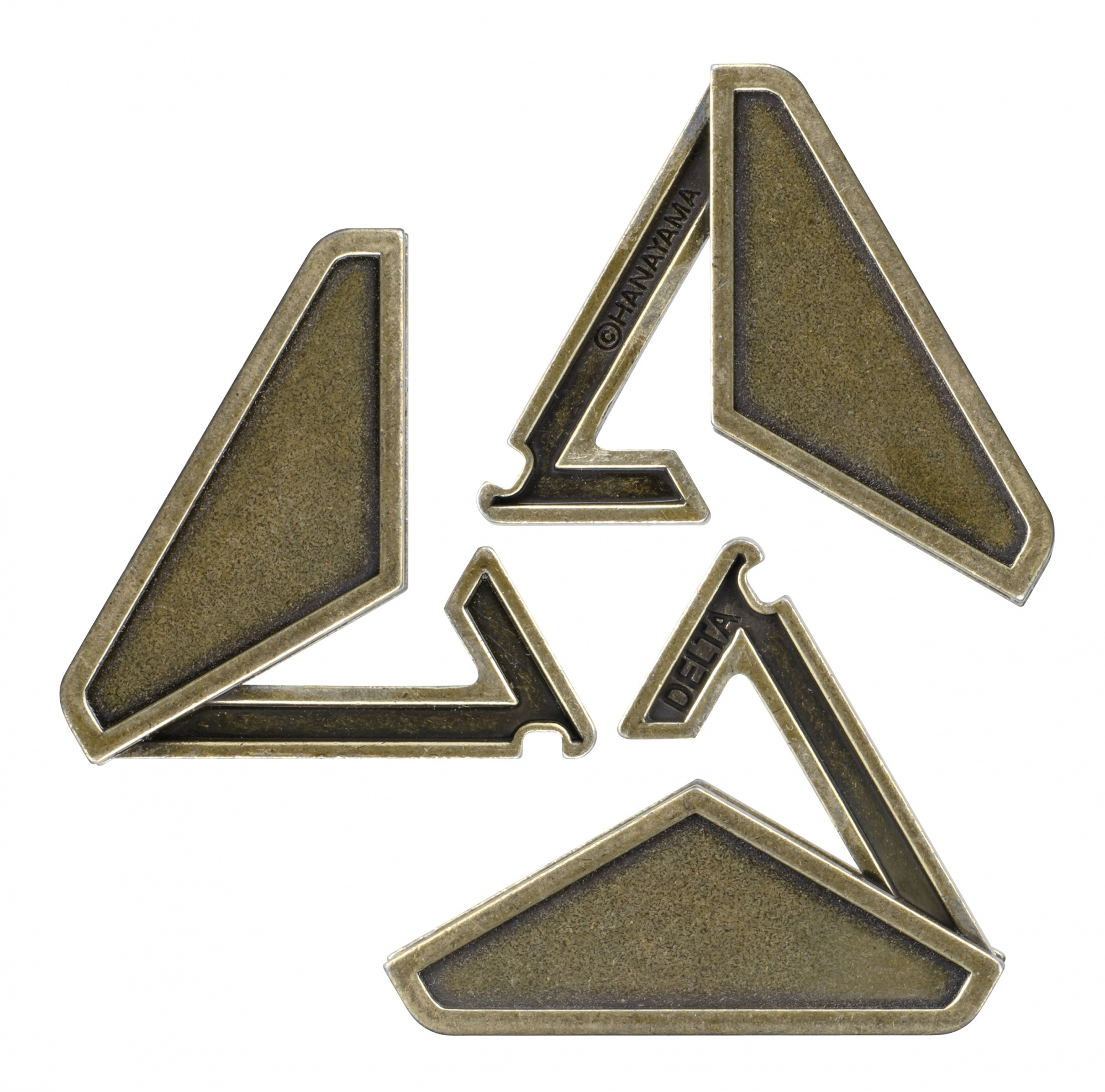 Elementy układanki w kolorze brązu ułożone na białym tle. Elementy tworzą kształt delty. Marka jest widoczna.