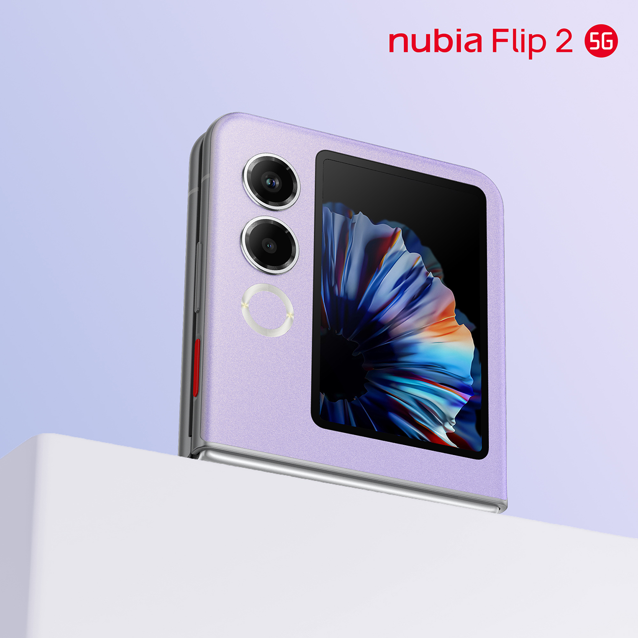 Wyświetlany jest fioletowy telefon nubia Flip 2 5G. Jest on w połowie otwarty, pokazując ekran. Tło jest jasnoniebieskie i białe.