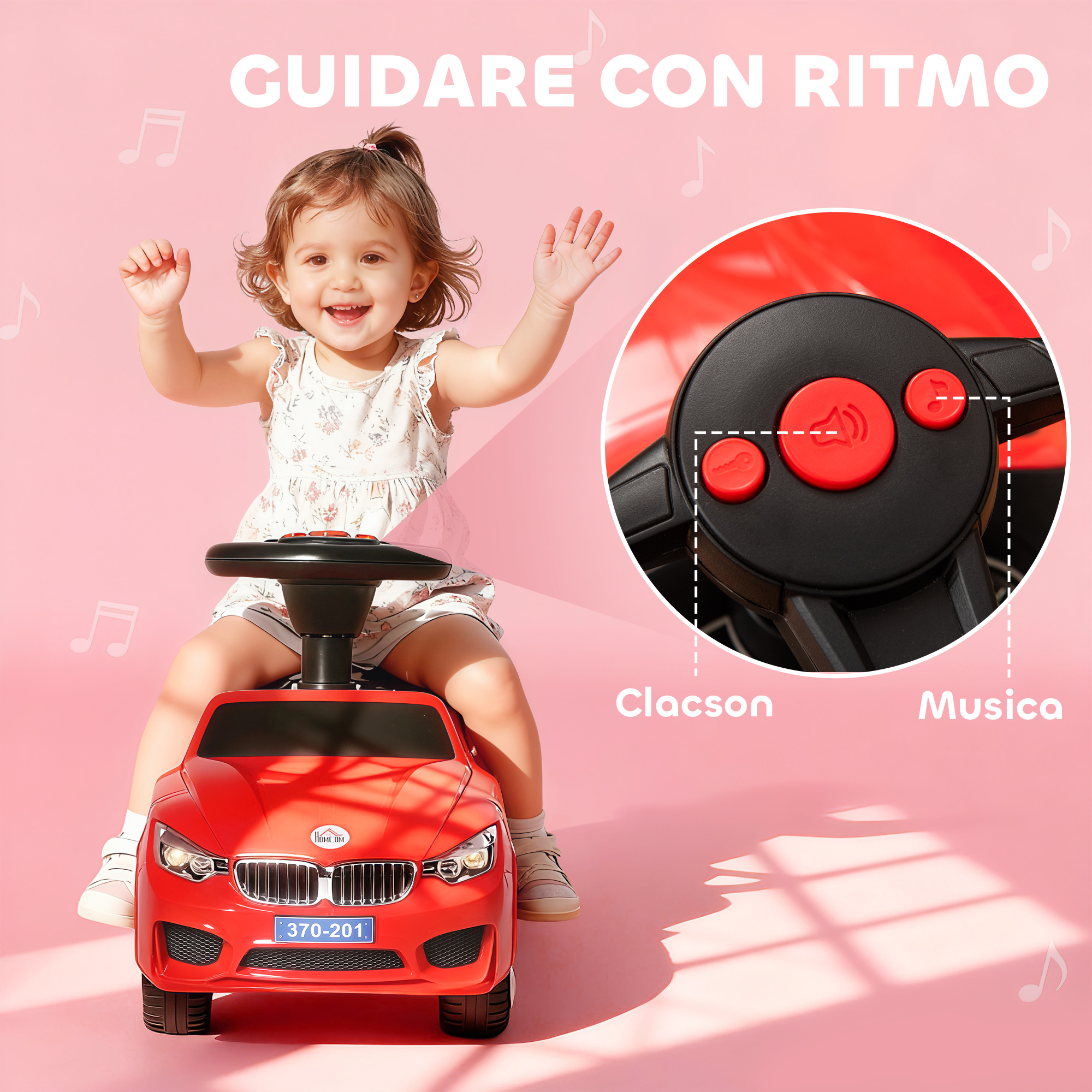Un bambino sorridente seduto su un'auto giocattolo rossa, alza le mani. Vengono mostrati i comandi.