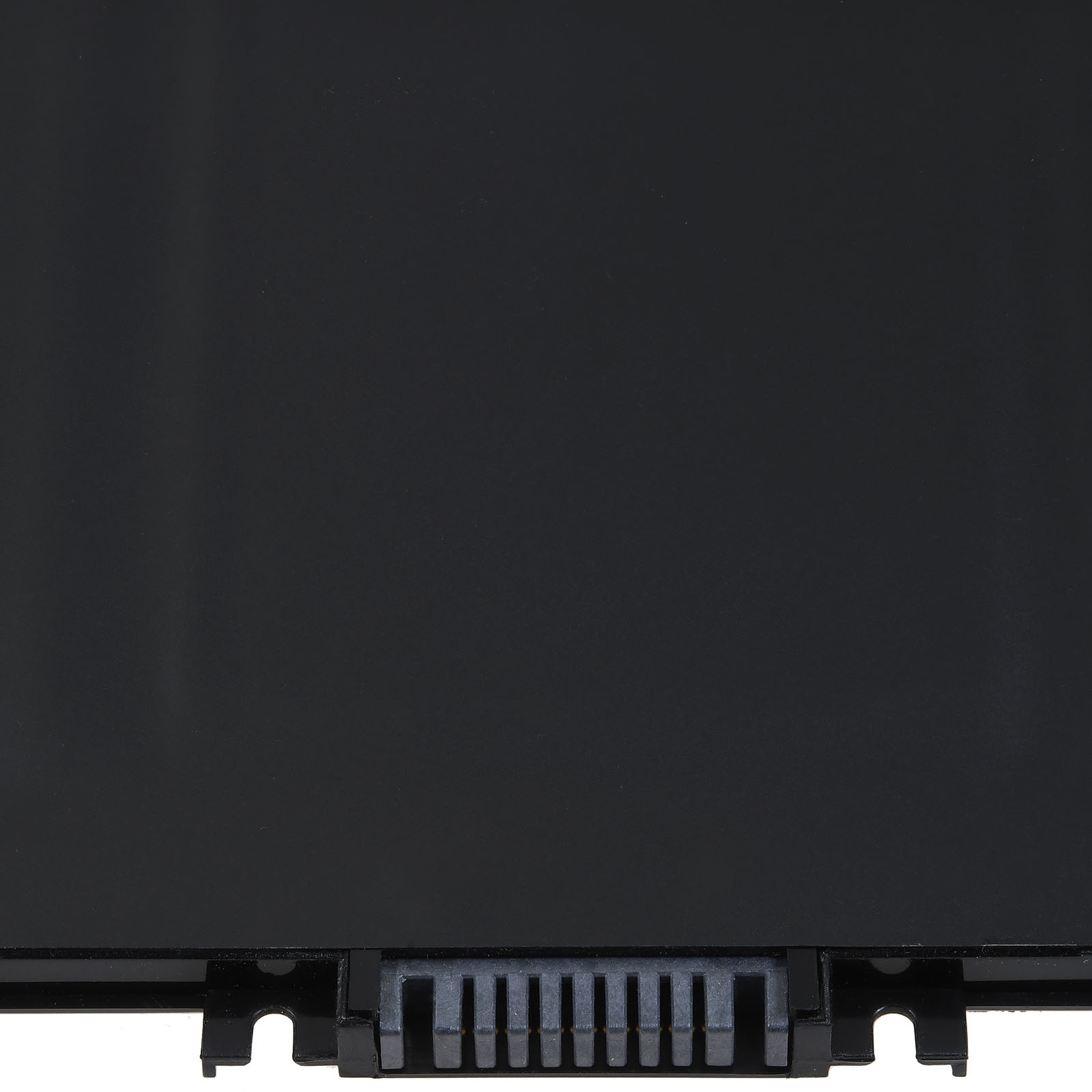 Primer plano de un componente negro de portátil. El borde inferior tiene un conector con múltiples pines. Mayormente negro, con detalles.