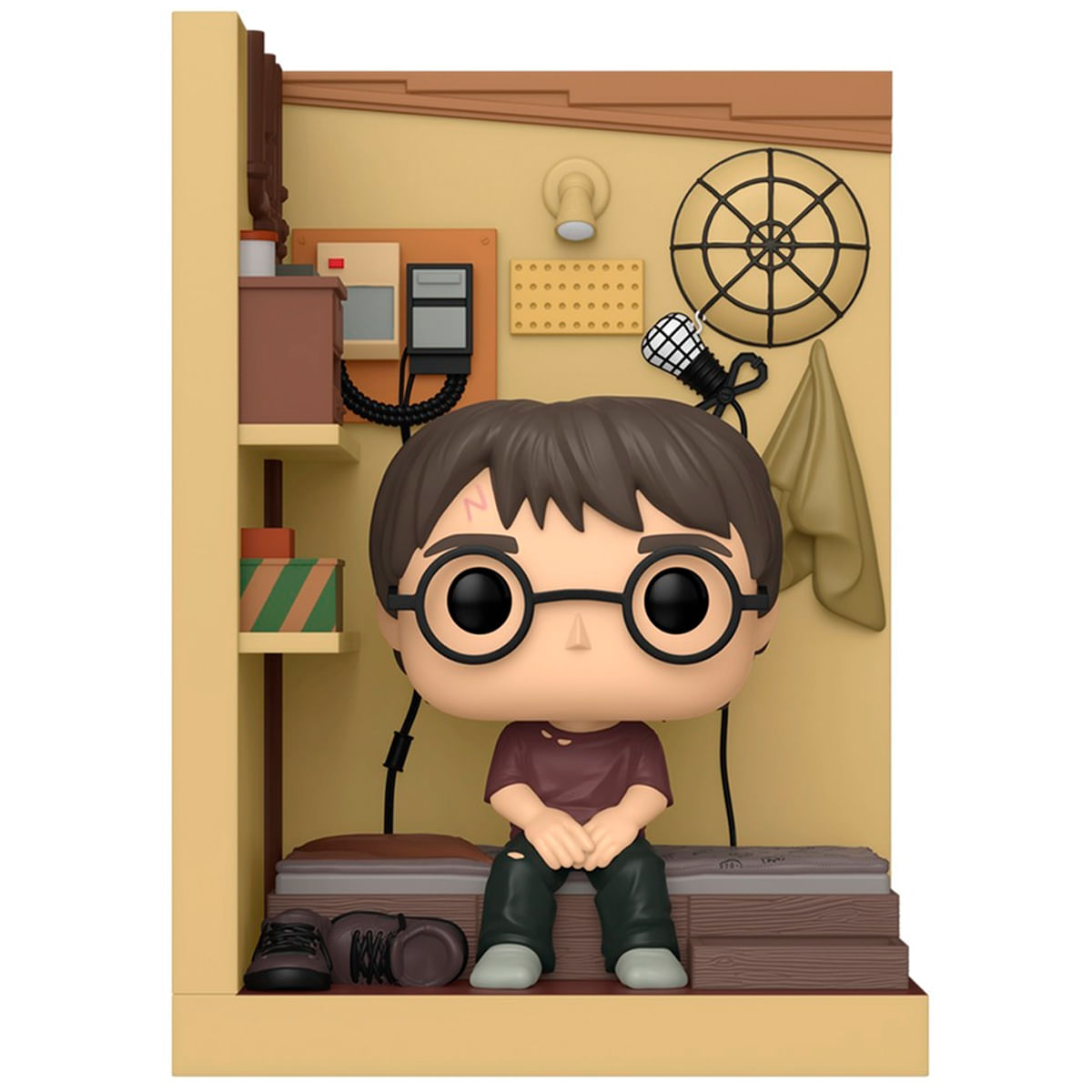 Eine Harry-Potter-Figur sitzt in einem kleinen Raum. Er trägt eine Brille und eine Narbe. Der Raum hat ein Bett, ein Regal und verschiedene Gegenstände.