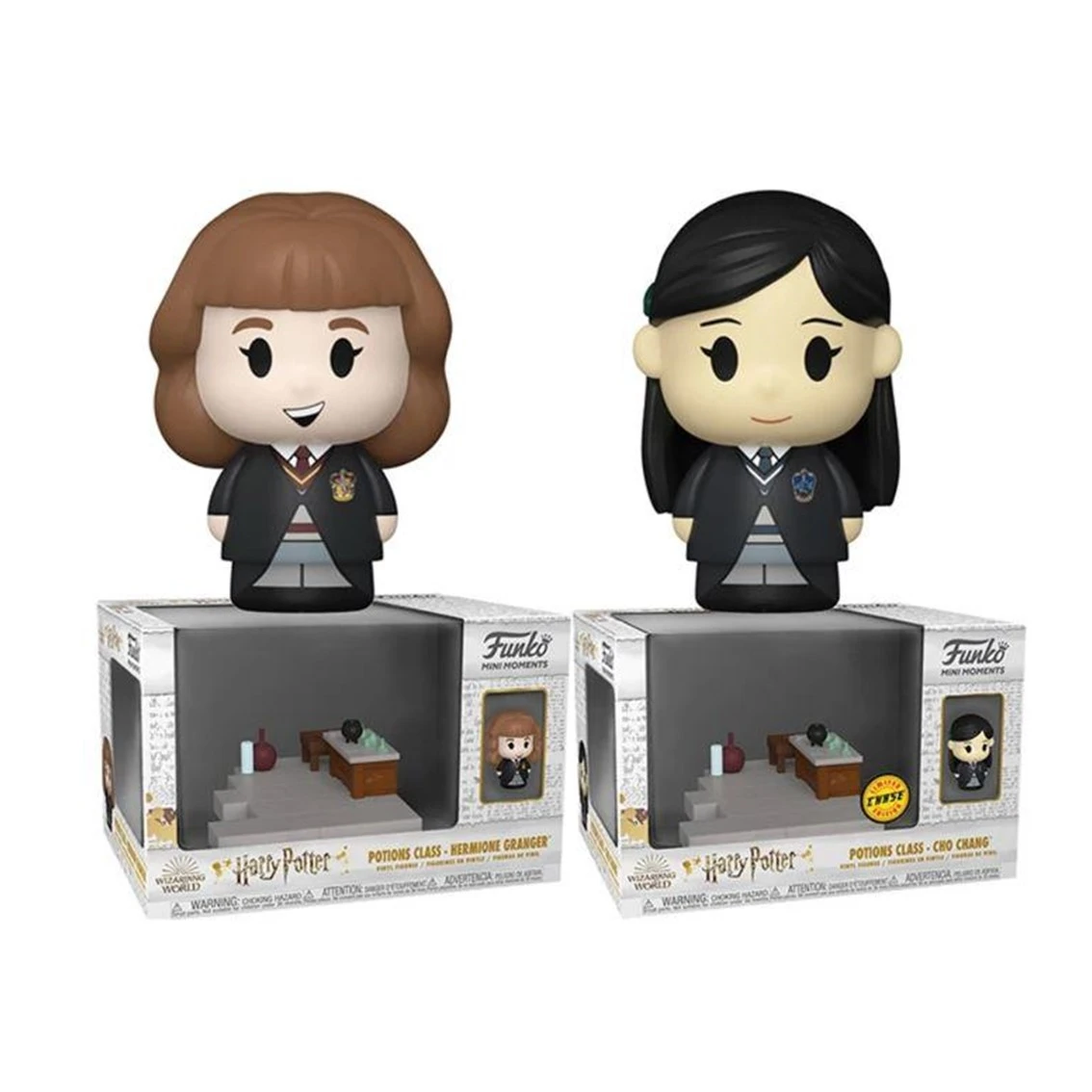 Dwa Funko Mini Moments, Hermiona Granger i Cho Chang, stoją na pudełkach wystawowych, każdy pokazujący scenę z zajęć z eliksirów.