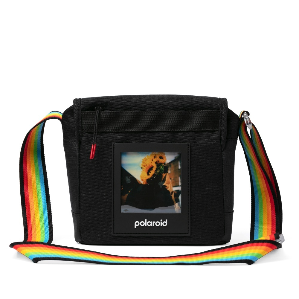 Borsa a tracolla Polaroid nera con cinturino arcobaleno. Ha una foto sul davanti e il logo bianco 'Polaroid'.