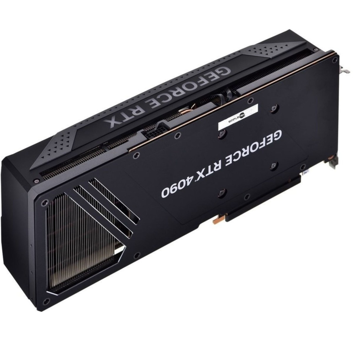 Una scheda grafica GeForce RTX 4090 nera, vista angolata. La scheda ha un dissipatore di calore, il testo "GEFORCE RTX 4090" è visibile.