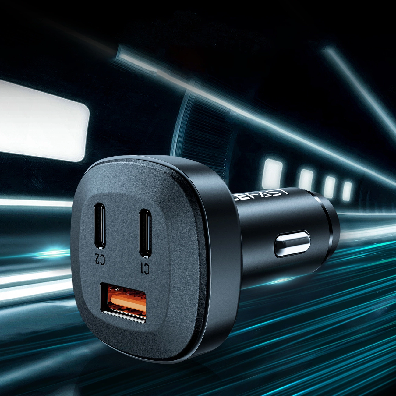 Ein schwarzes Autoladegerät mit zwei USB-C-Anschlüssen und einem USB-A-Anschluss. Der Hintergrund zeigt einen verschwommenen Tunnel mit weißen Lichtern.