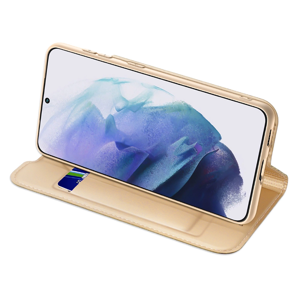 Un telefono dorato in una custodia dorata è in mostra. Lo schermo ha un'immagine astratta blu-viola. Una carta di credito è nella custodia.
