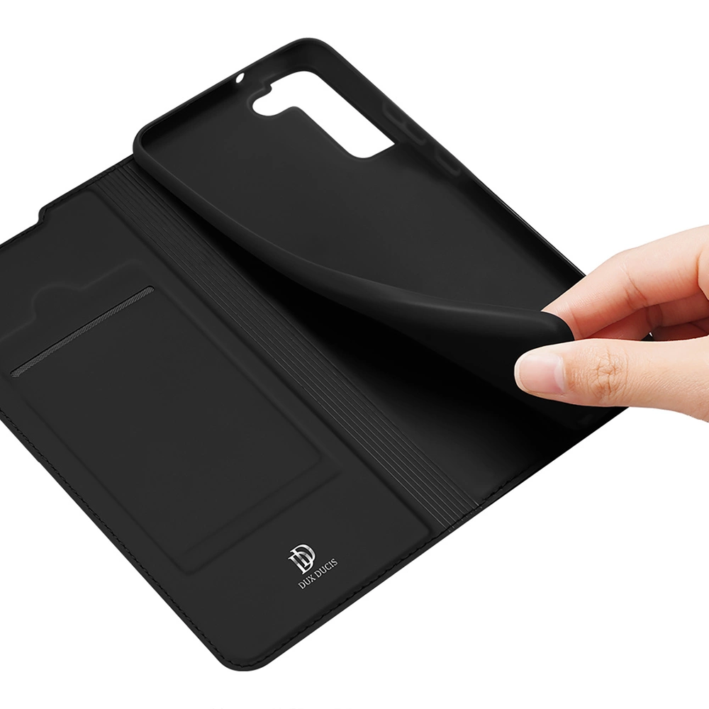 Una mano apre una custodia nera per telefono. La custodia ha uno slot per schede e un logo Dux Ducis. La custodia è nera.