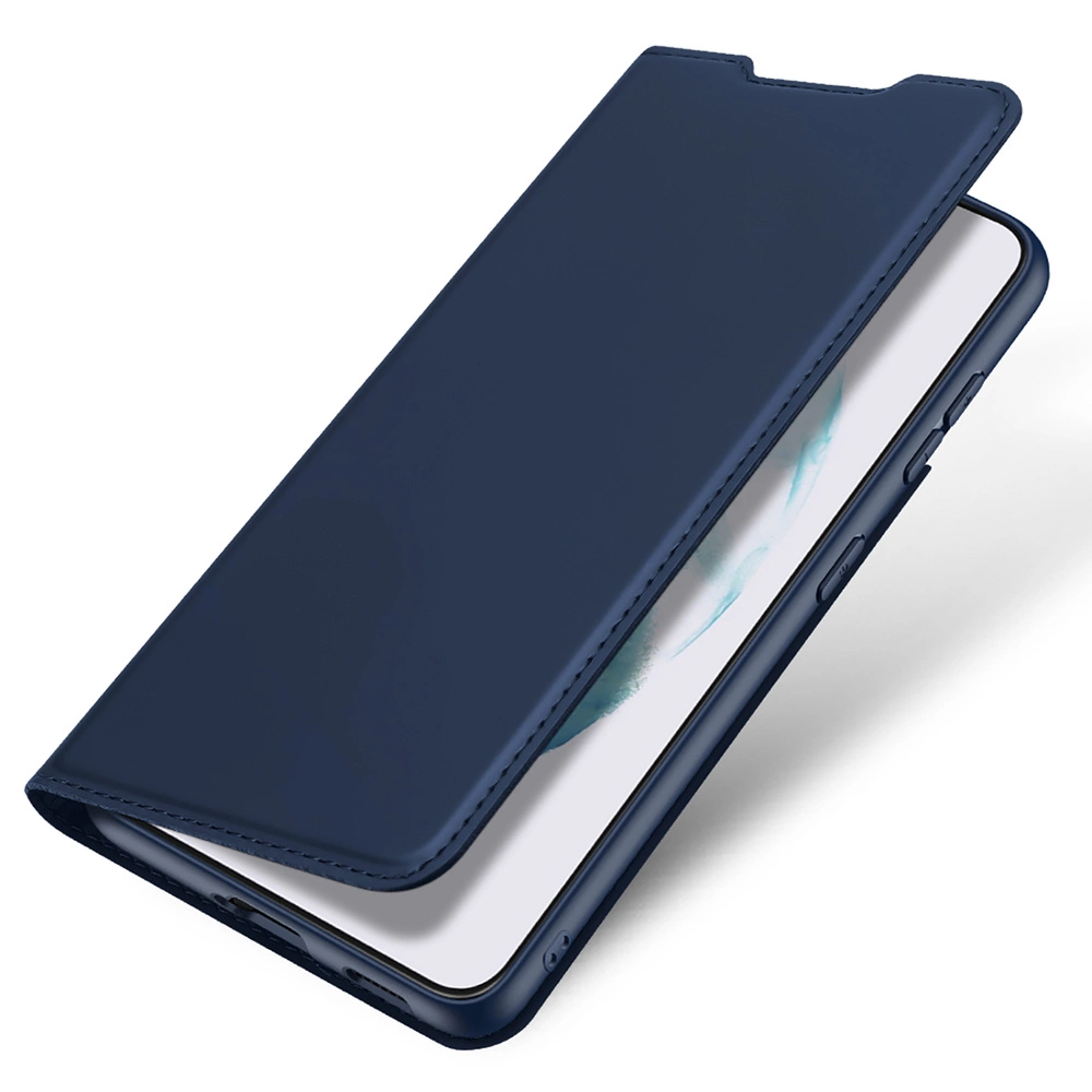Una custodia blu navy è aperta, rivelando lo schermo di un telefono. La custodia è angolata, mostrando cuciture e una vestibilità sicura.