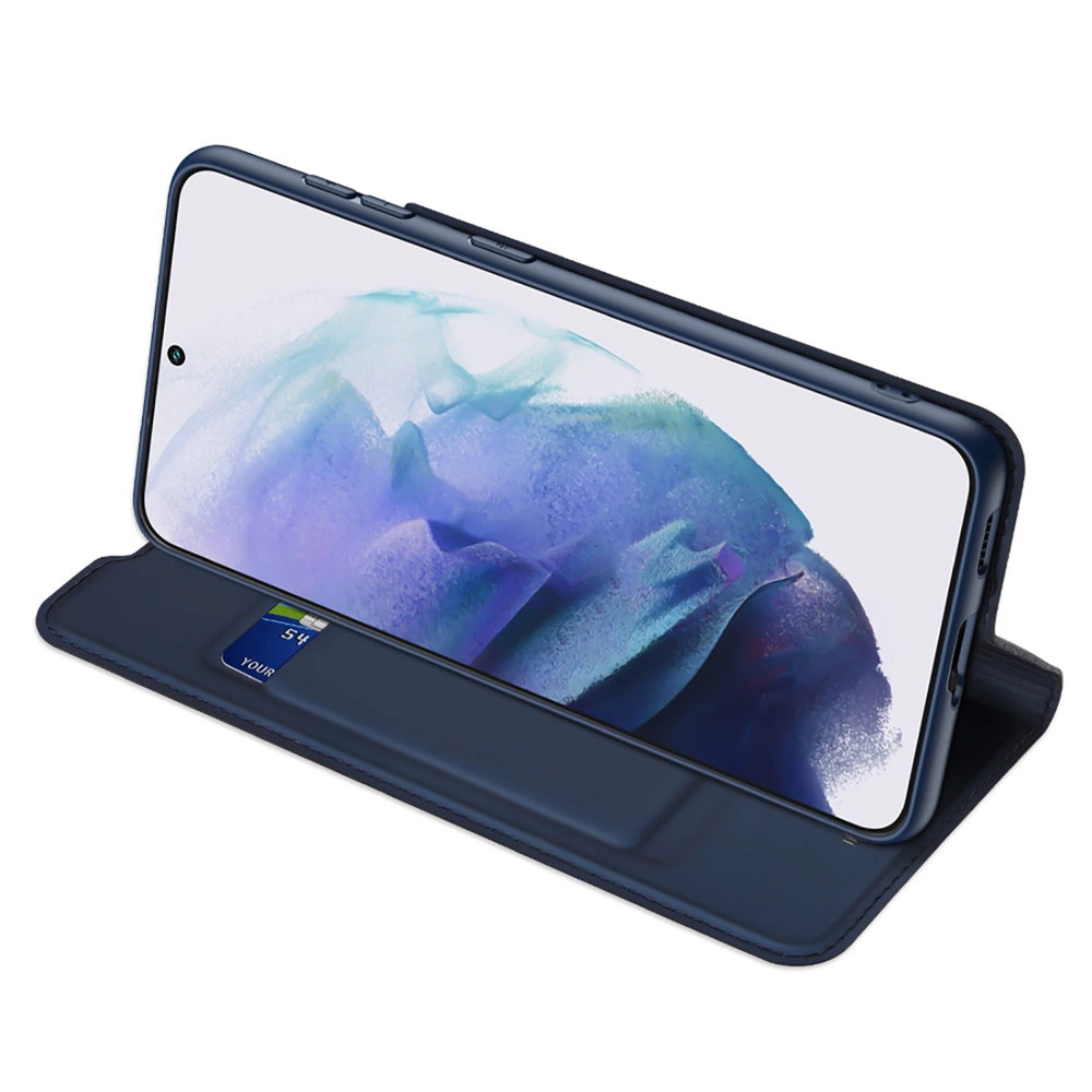 Uno smartphone blu navy in una custodia a libro. Lo schermo mostra un'immagine astratta blu e bianca. È visibile una carta.