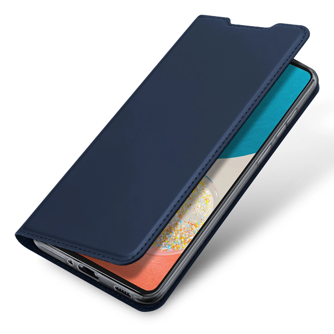 Una custodia blu navy è aperta, rivelando lo schermo di uno smartphone. La custodia è simile alla pelle, con cuciture visibili. Lo sfondo è bianco.