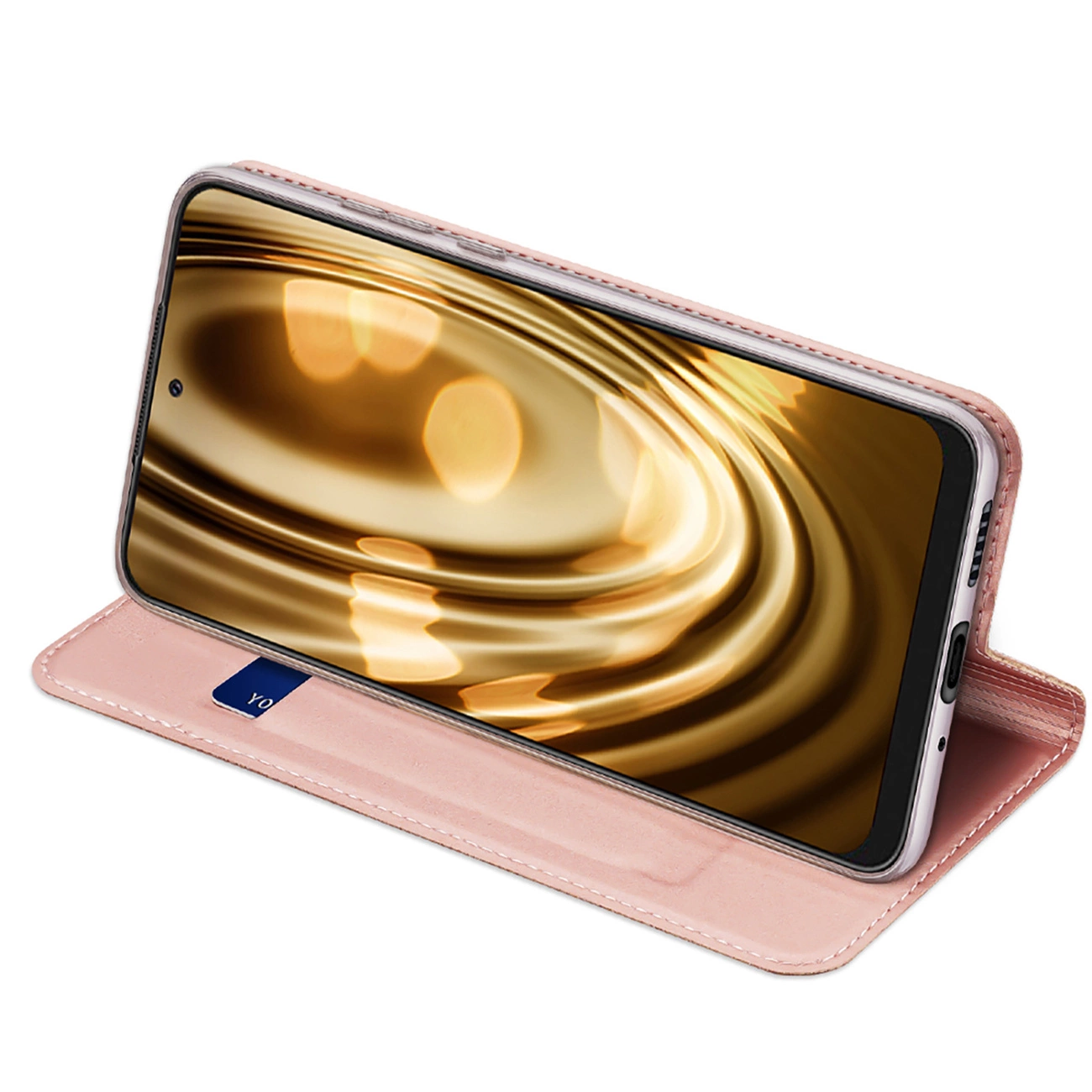 Una custodia rosa per telefono con un telefono all'interno è aperta. Lo schermo mostra un design dorato e sfocato. È visibile una piccola carta.