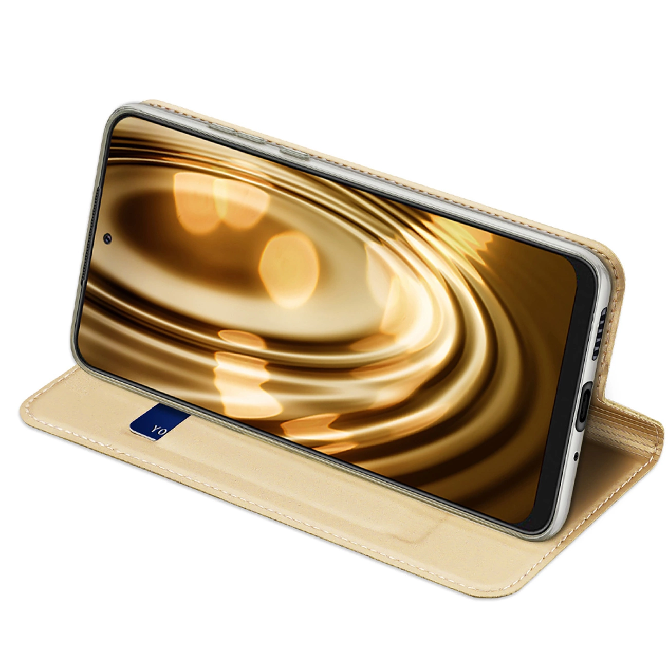Uno smartphone in una custodia di pelle beige, aperto. Lo schermo mostra un motivo dorato a spirale. Una piccola carta blu è visibile.