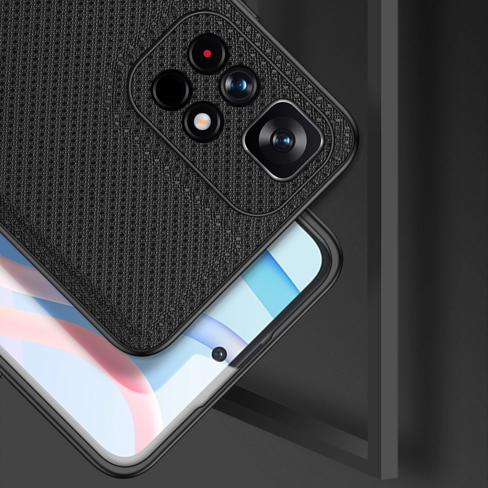 Primo piano di una custodia nera per telefono con superficie strutturata, che mostra il modulo fotocamera e parte dello schermo.