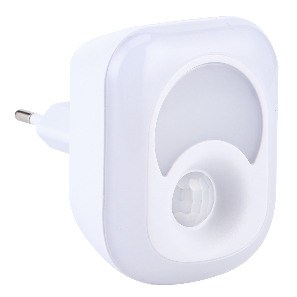 Ein weißes Nachtlicht mit Stecker, abgerundetem Design und Bewegungssensor.
