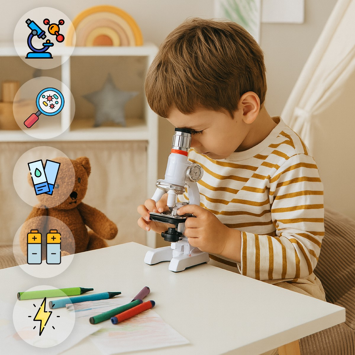 Dziecko w pasiastym swetrze patrzy przez mikroskop na białym stole. Markery i rysunki są w pobliżu. Ikony naukowe.