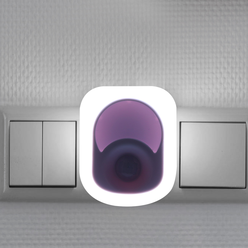 Nahaufnahme von Lichtschaltern. Ein violett getöntes Objekt befindet sich in der Mitte. Die Wand ist weiß mit strukturiertem Muster.