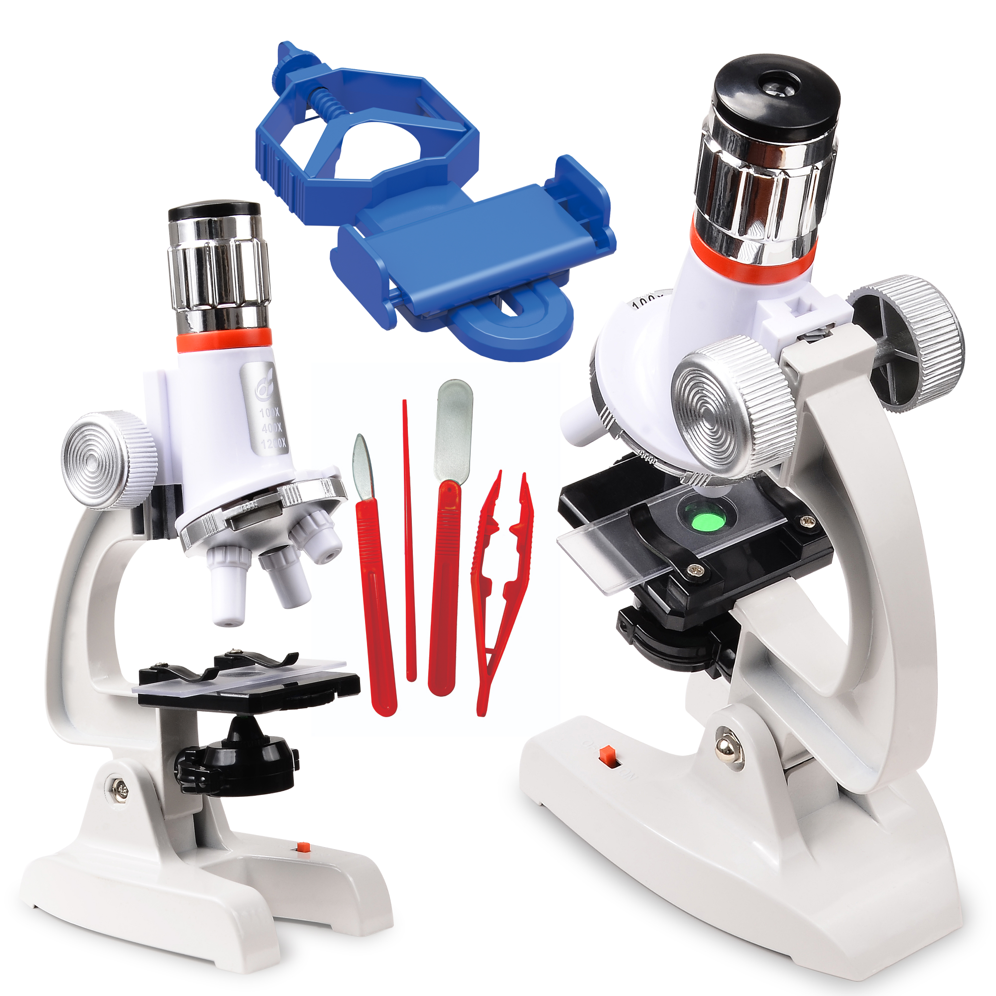 Dwa białe mikroskopy zabawki z narzędziami i niebieskim uchwytem na telefon na białym tle.