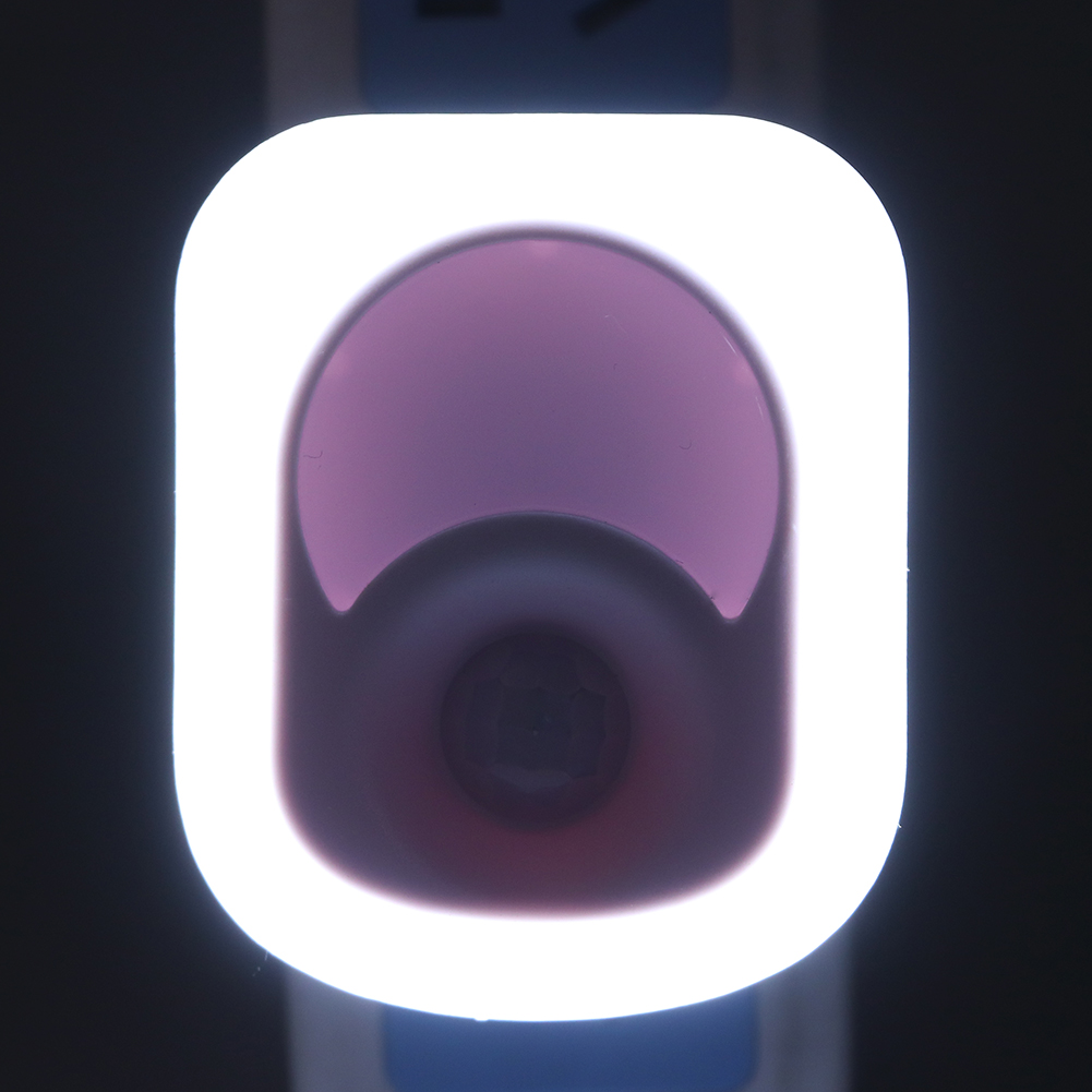 Eine leuchtende, rechteckige Lichtquelle mit abgerundeten Ecken. Im Inneren ist eine lila Form mit dunklem Zentrum zu sehen.