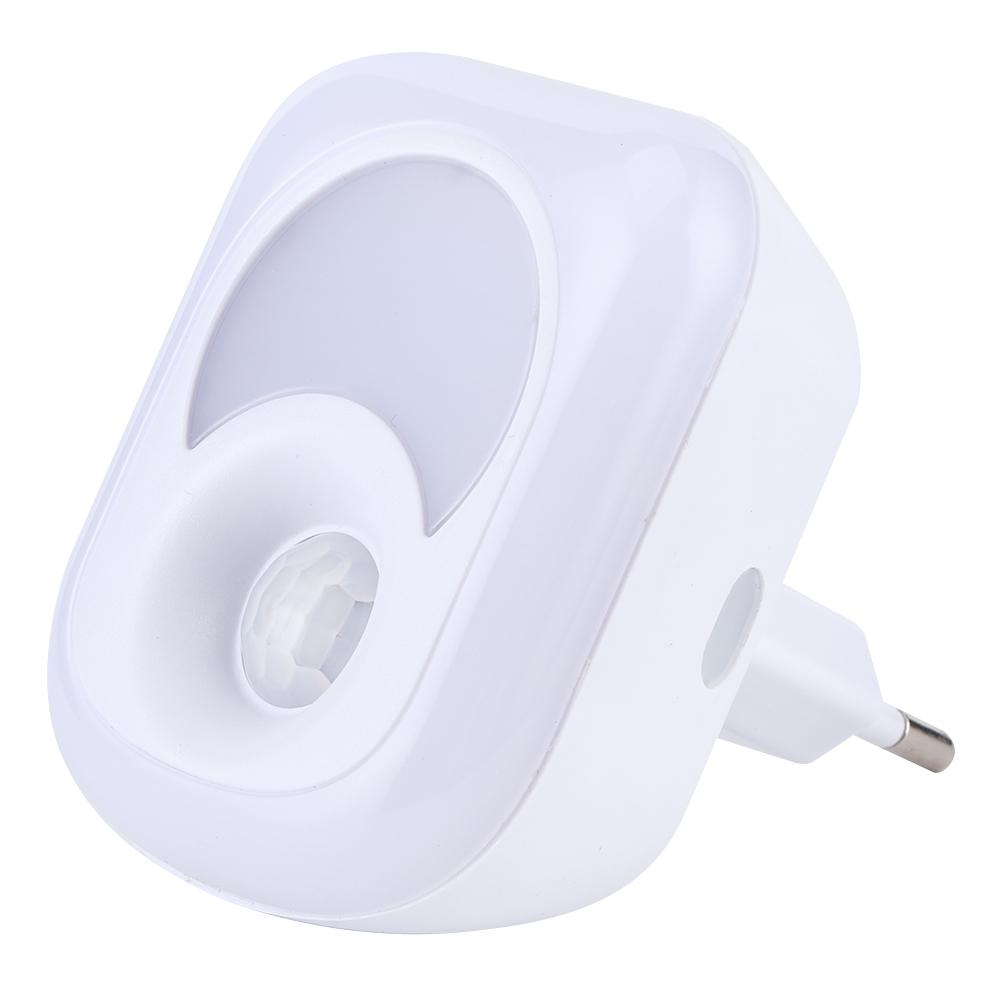 Ein weißes Nachtlicht mit Sensor. Es hat eine abgerundete Form, eine Leuchtfläche und einen Stecker für Steckdosen.