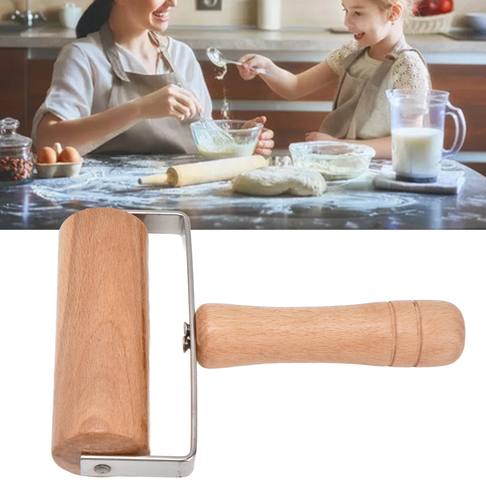 Eine Frau und ein Mädchen backen mit Mehl. Vorne liegt eine hölzerne Teigrolle mit Metallhalterung.