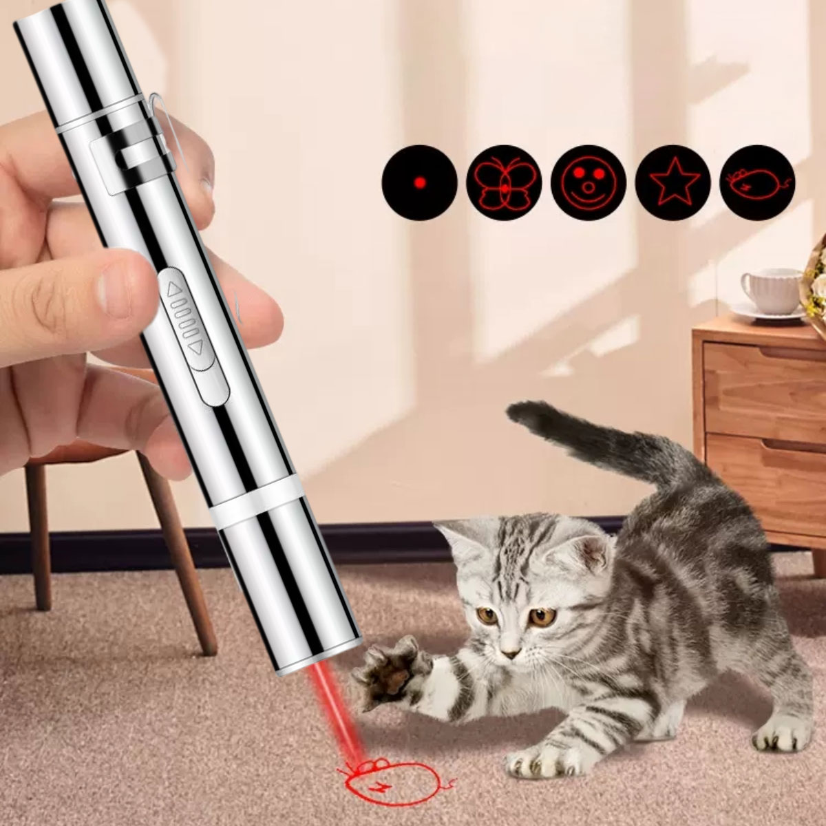Eine Hand hält einen silbernen Laserpointer. Ein roter Laser scheint auf einem Teppich und zeichnet eine Maus, eine Katze spielt damit.