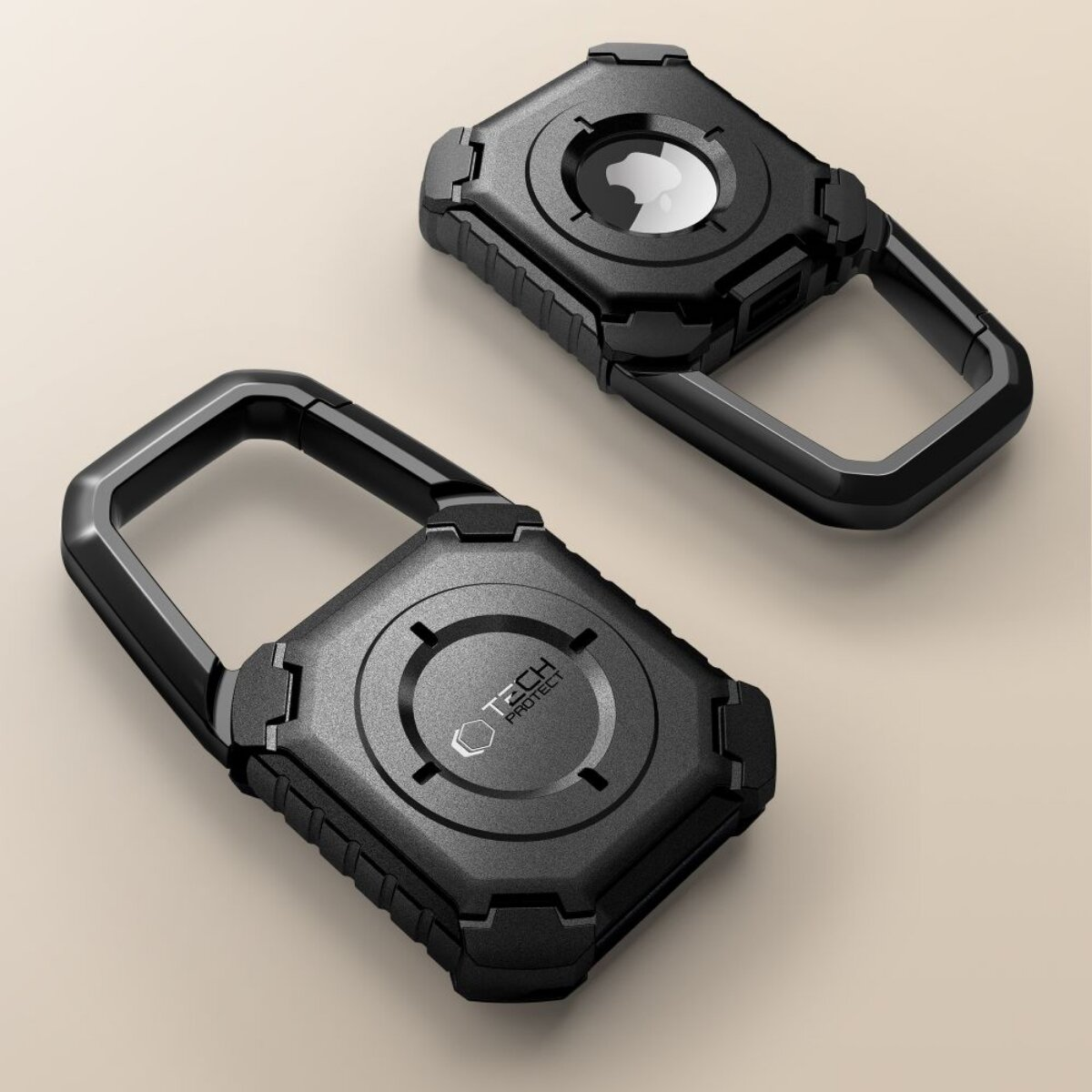 Zwei schwarze Tech-Protect-Hüllen mit Schlüsselring-Design auf beigem Untergrund. Die obere zeigt einen Apple AirTag. Die untere sagt TECH PROTECT.