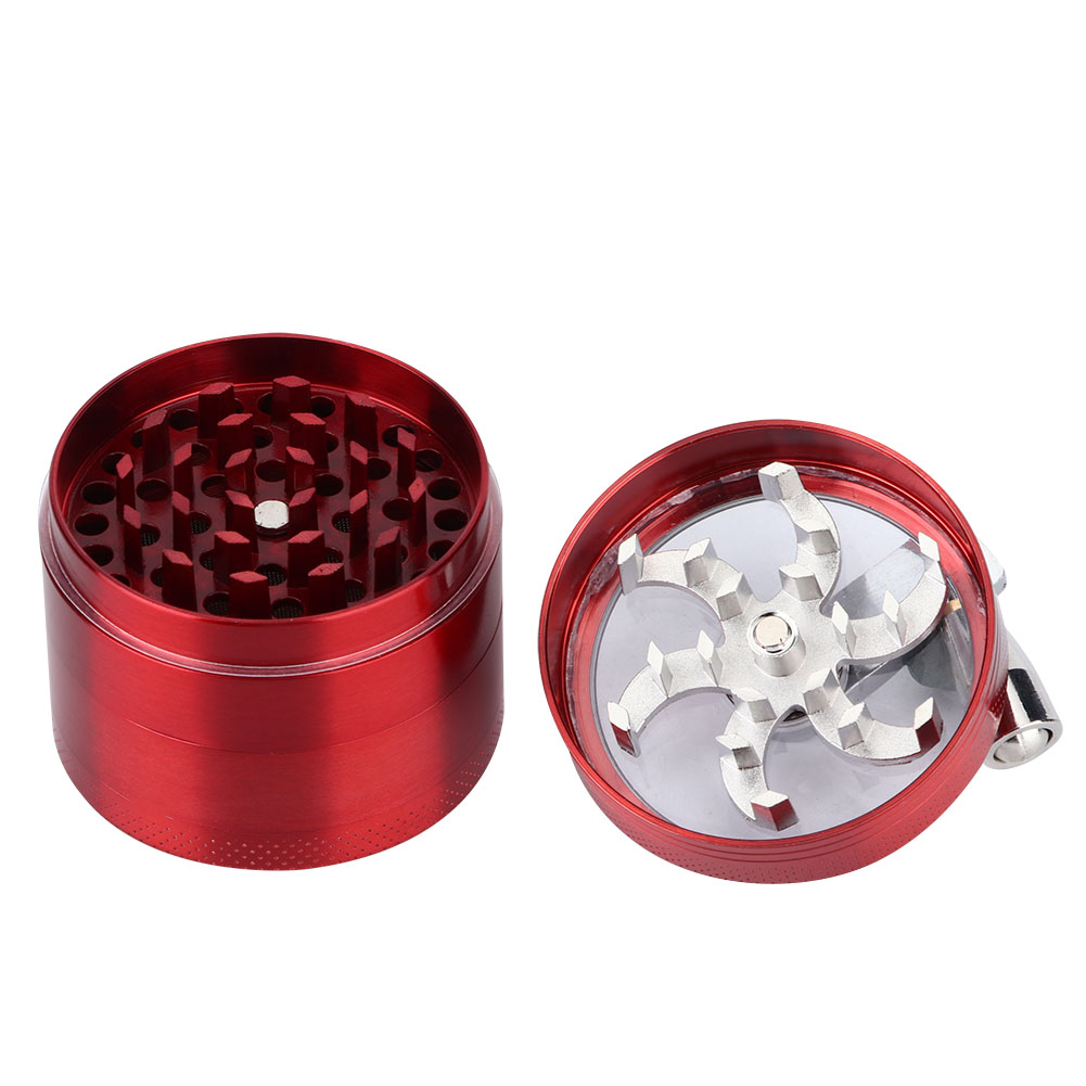 Zweiteiliger roter Grinder, ein Teil offen mit silbernen Klingen, der andere mit einer perforierten Oberfläche.