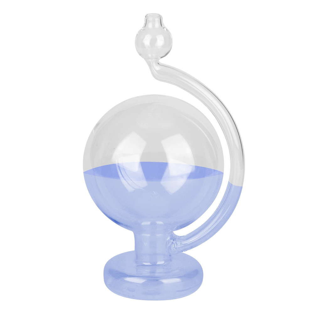 Ein klares Glasinstrument mit einer kugelförmigen Glühbirne, die halb mit blauer Flüssigkeit gefüllt ist. Es hat ein gebogenes Rohr und einen kleinen Kolben.