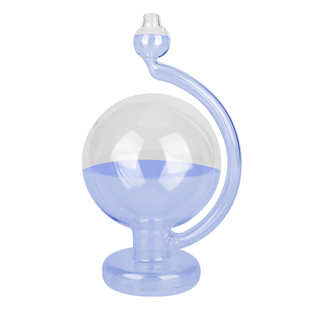 Ein klares Glasinstrument mit einer kugelförmigen Blase, die halb mit blauer Flüssigkeit gefüllt ist, verbunden mit einem gebogenen Rohr.