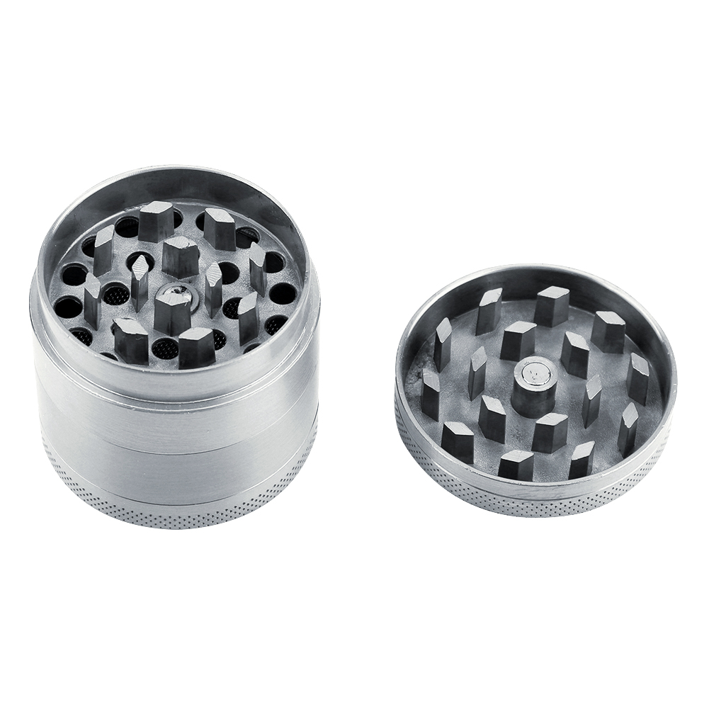Metall-Kräutermühle, zerlegt. Die Basis ist zylindrisch mit gezahntem Innenraum. Der Deckel hat ein ähnliches Design. Beide sind silber.
