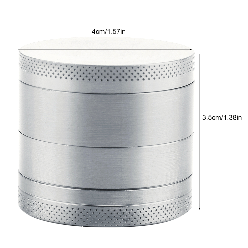 Ein silberner zylindrischer Grinder mit strukturierter Ober- und Unterseite. Die Abmessungen betragen 4 cm/1,57 Zoll breit und 3,5 cm/1,38 Zoll hoch.
