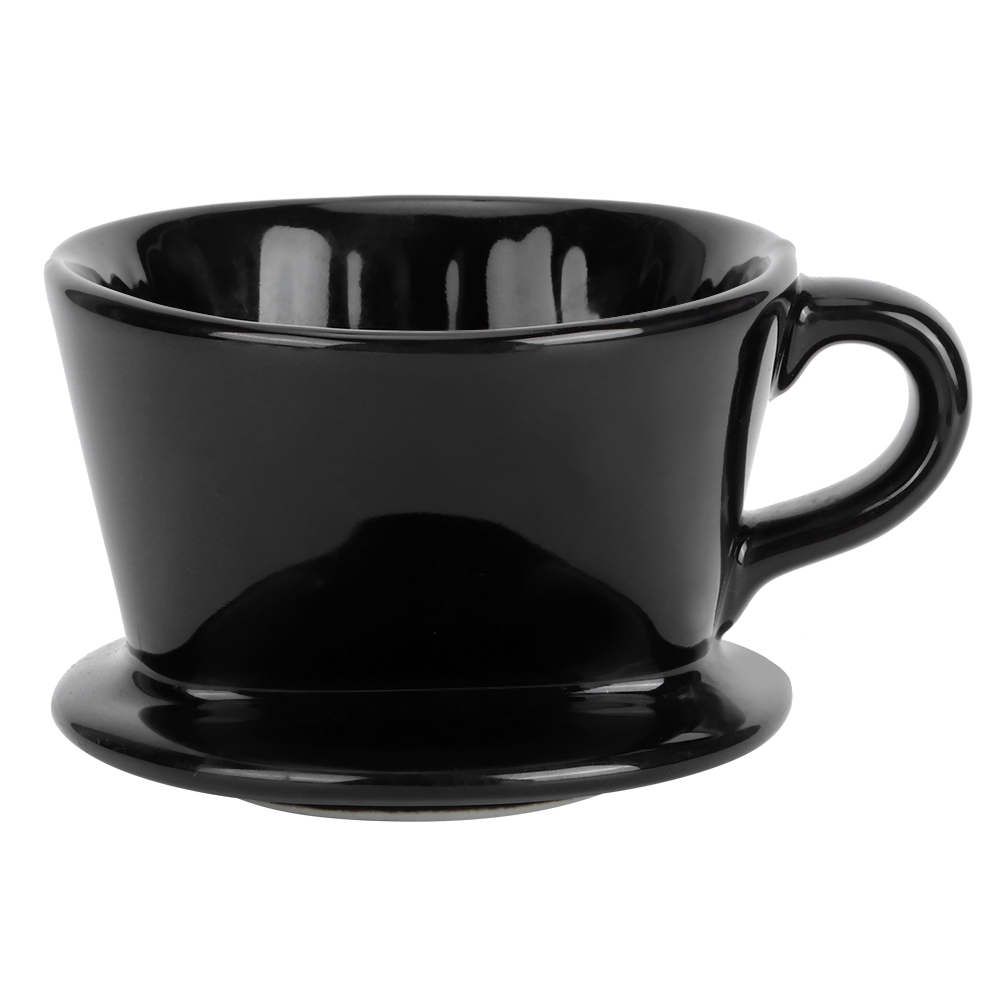 Ein glänzender, schwarzer Keramik-Kaffeezubereiter mit Henkel und kleinem Sockel, vor schlichtem, weißem Hintergrund.