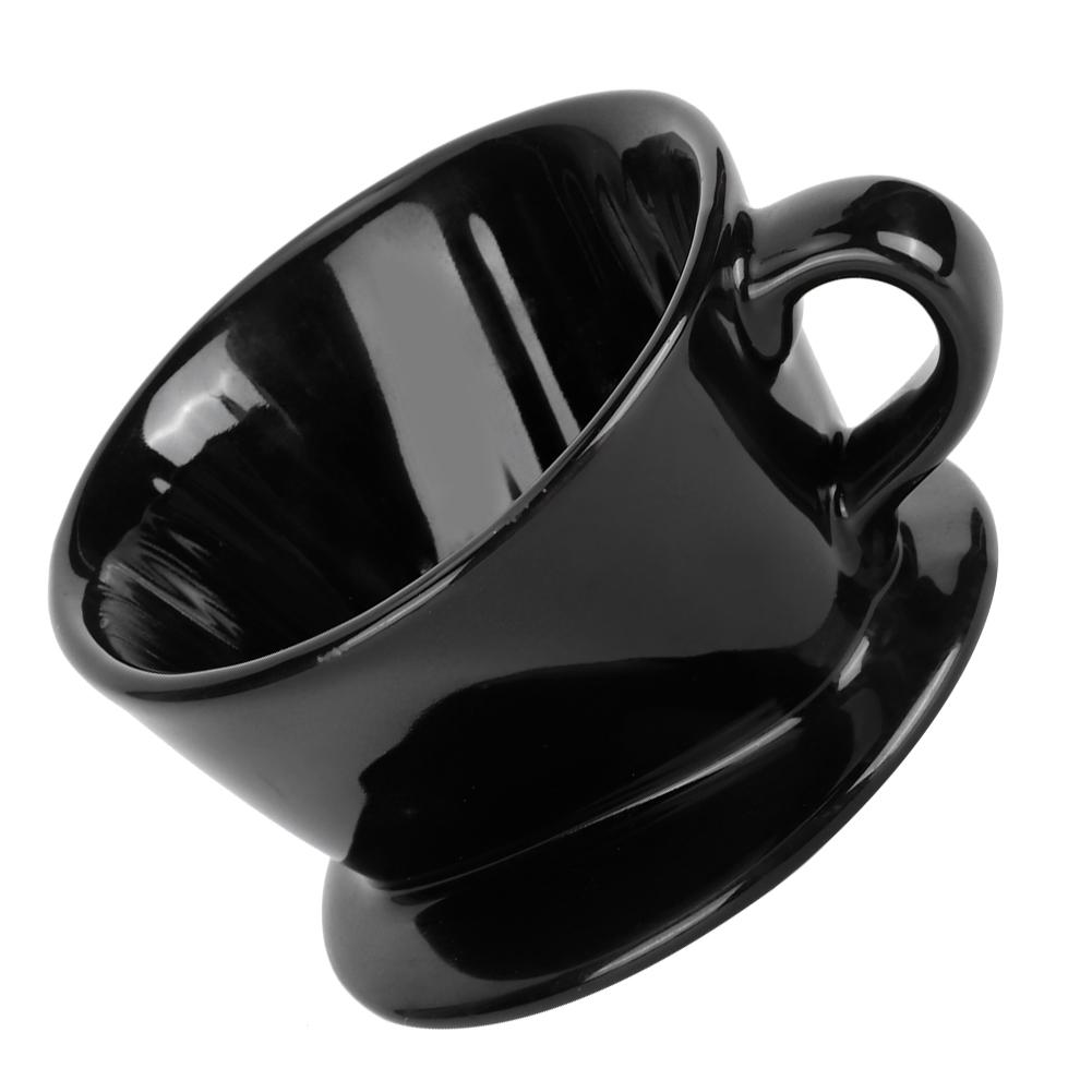 Ein glänzender schwarzer Keramik-Kaffeezubereiter mit Griff. Er ist angewinkelt und zeigt Innenraum und Boden.